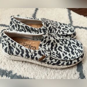 New WOT Hey dudes cheetah women’s 5